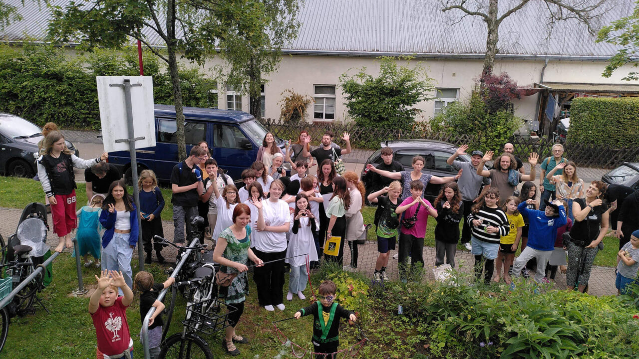 https://www.freie-schule-marburg.de/wp-content/uploads/FSM_Abgaenger-2024_1-1280x720.jpg